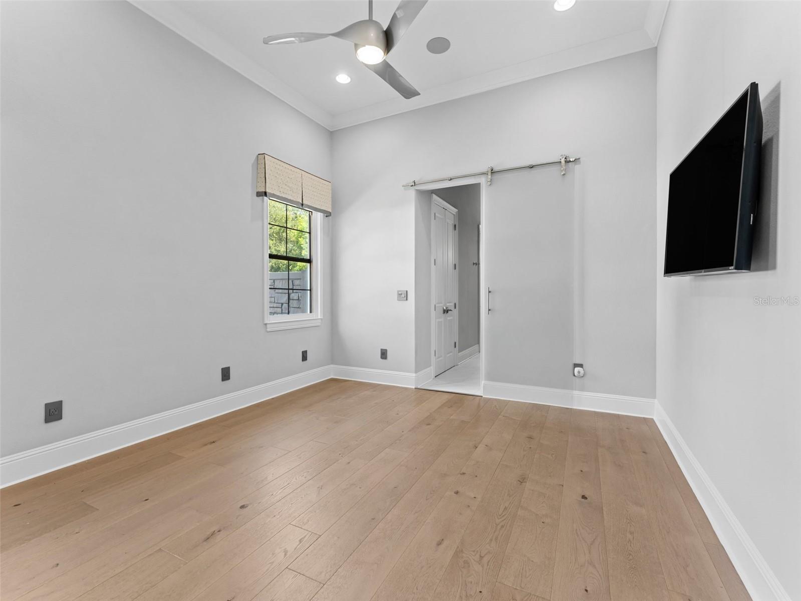 Listing photo id 47 for 8625 Tarpon Springs Road