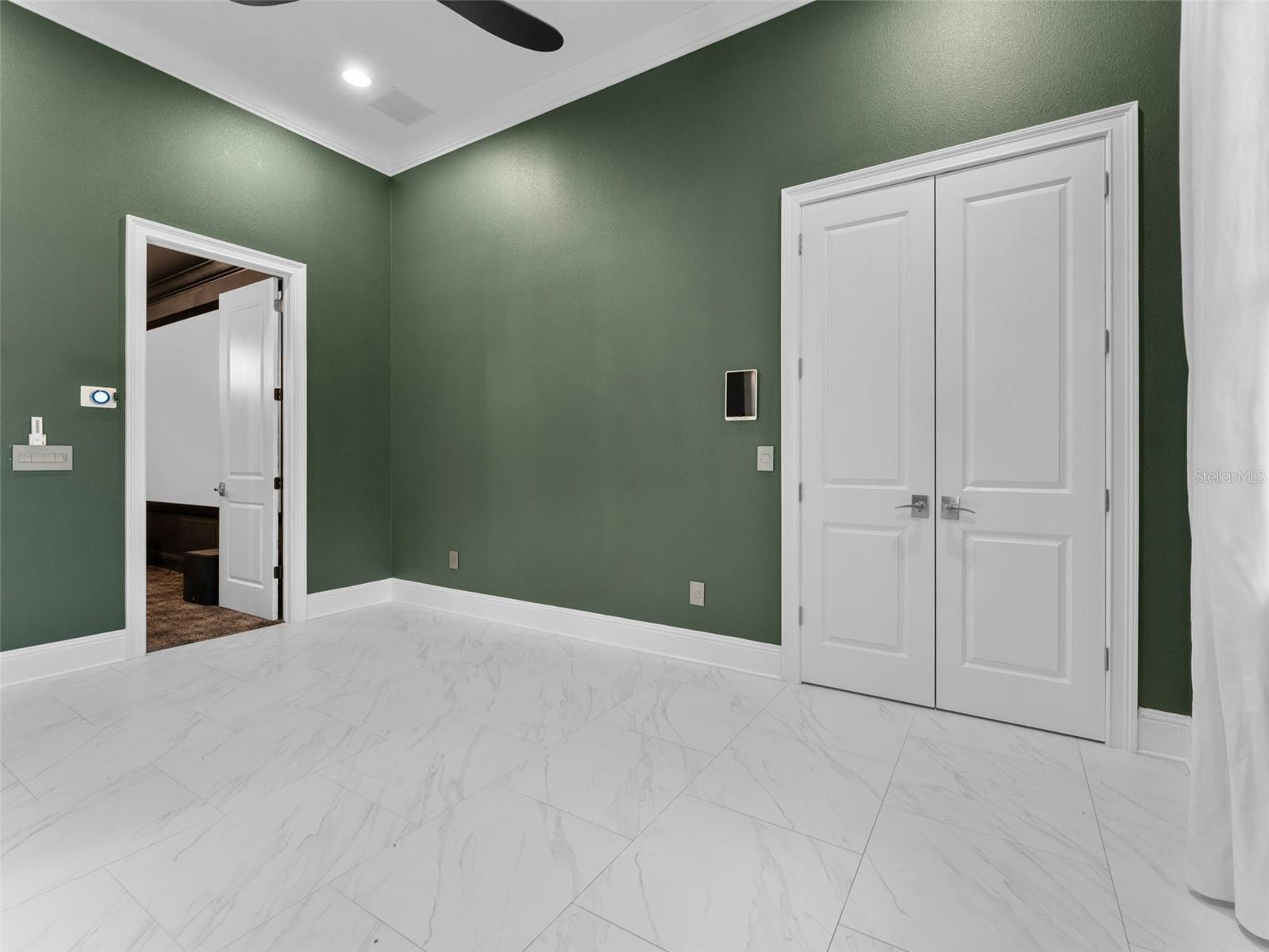 Listing photo id 60 for 8625 Tarpon Springs Road