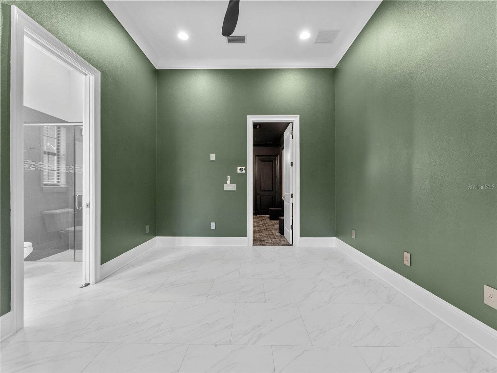 Listing photo id 61 for 8625 Tarpon Springs Road