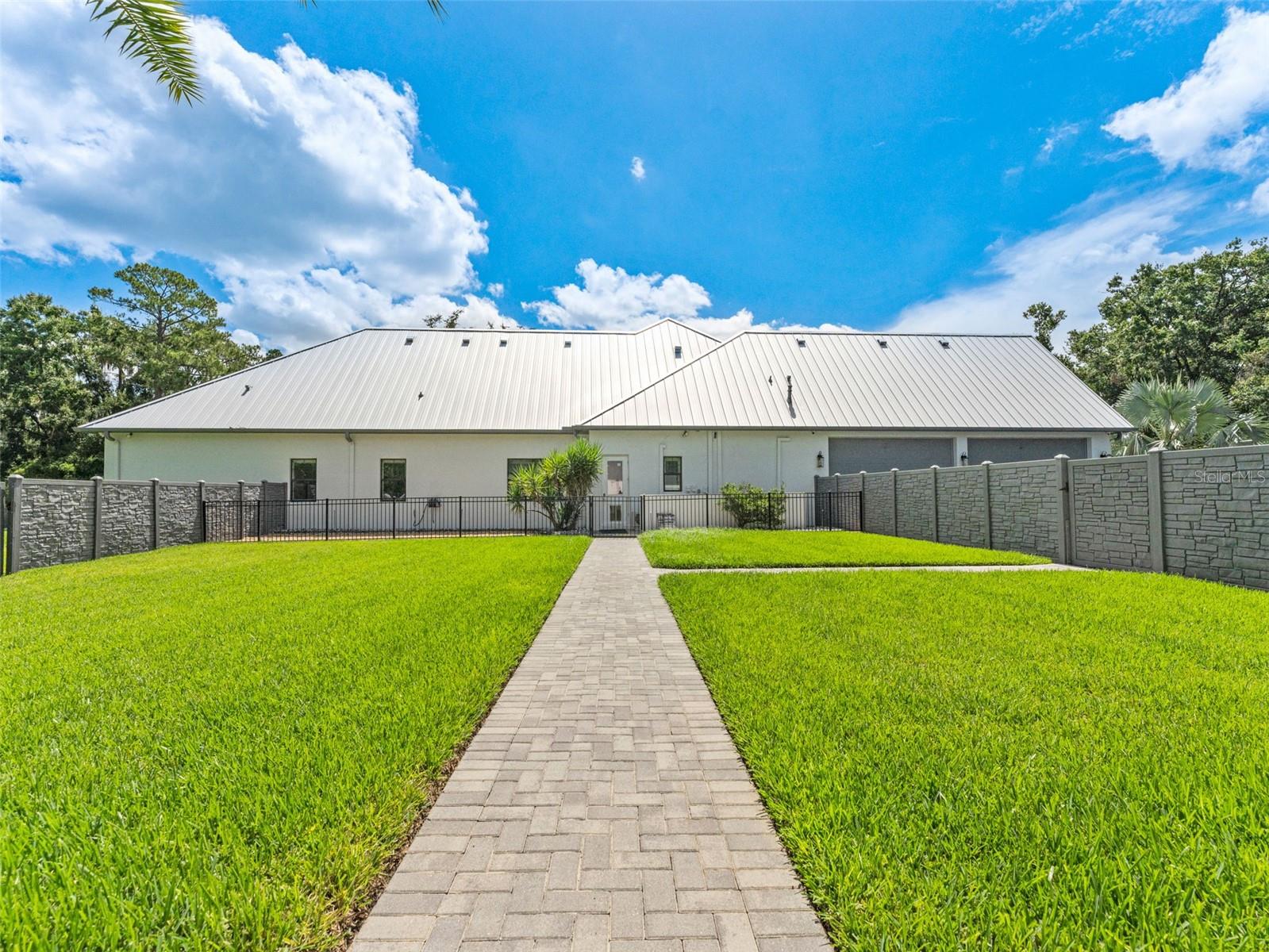 Listing photo id 65 for 8625 Tarpon Springs Road