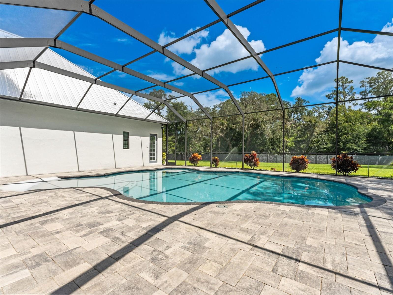 Listing photo id 70 for 8625 Tarpon Springs Road