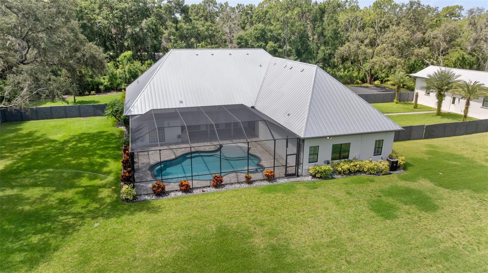 Listing photo id 80 for 8625 Tarpon Springs Road