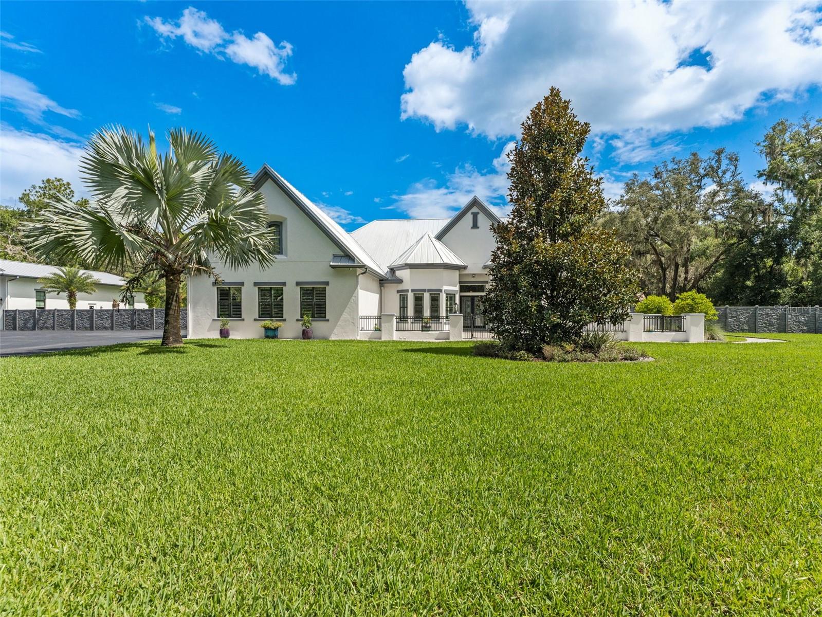 Listing photo id 81 for 8625 Tarpon Springs Road