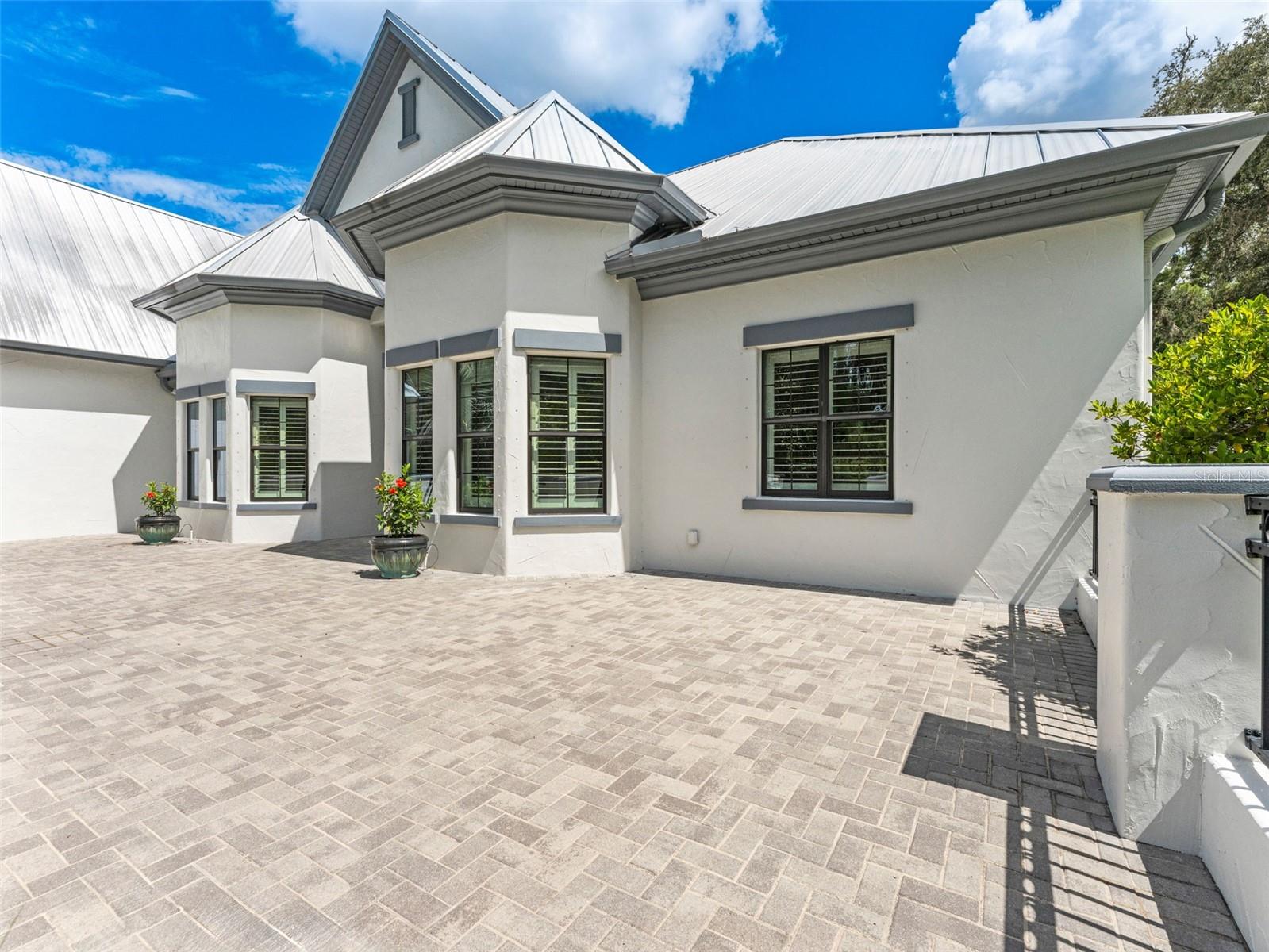 Listing photo id 82 for 8625 Tarpon Springs Road