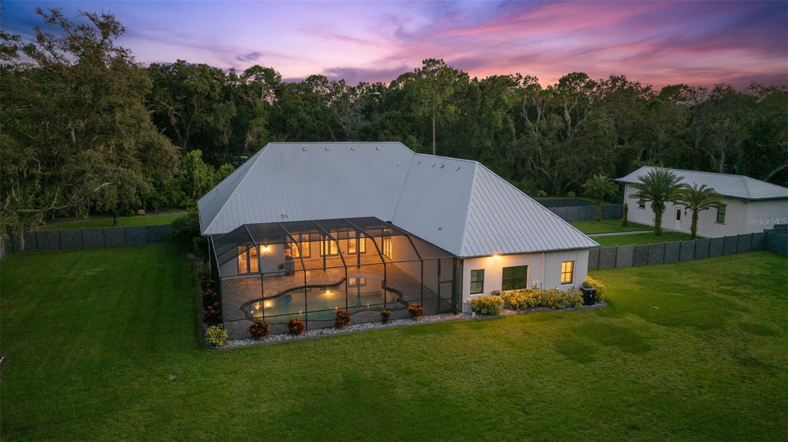 Listing photo id 94 for 8625 Tarpon Springs Road