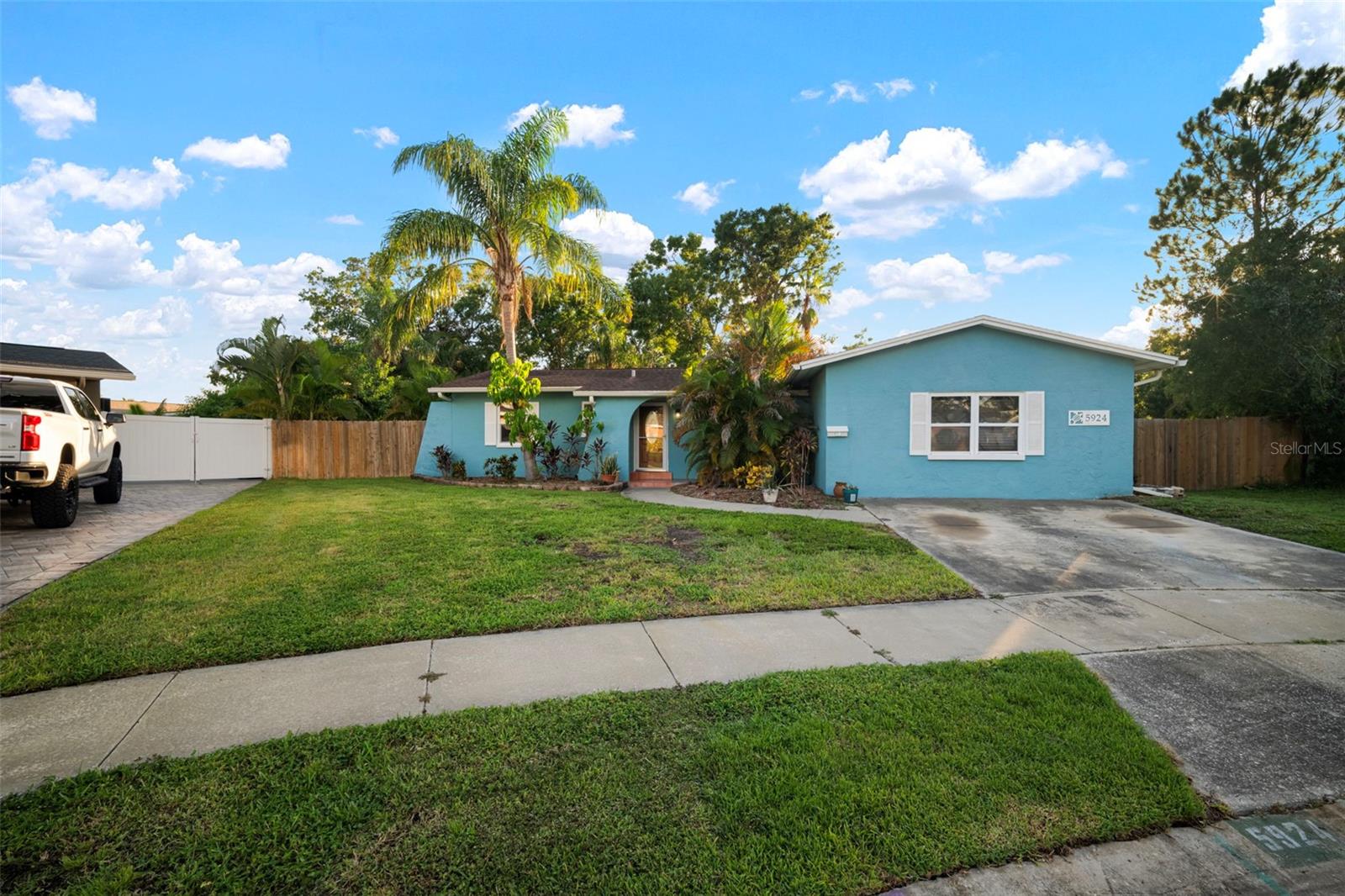 Image 18 of 61 For 5924 16th Lane Ne