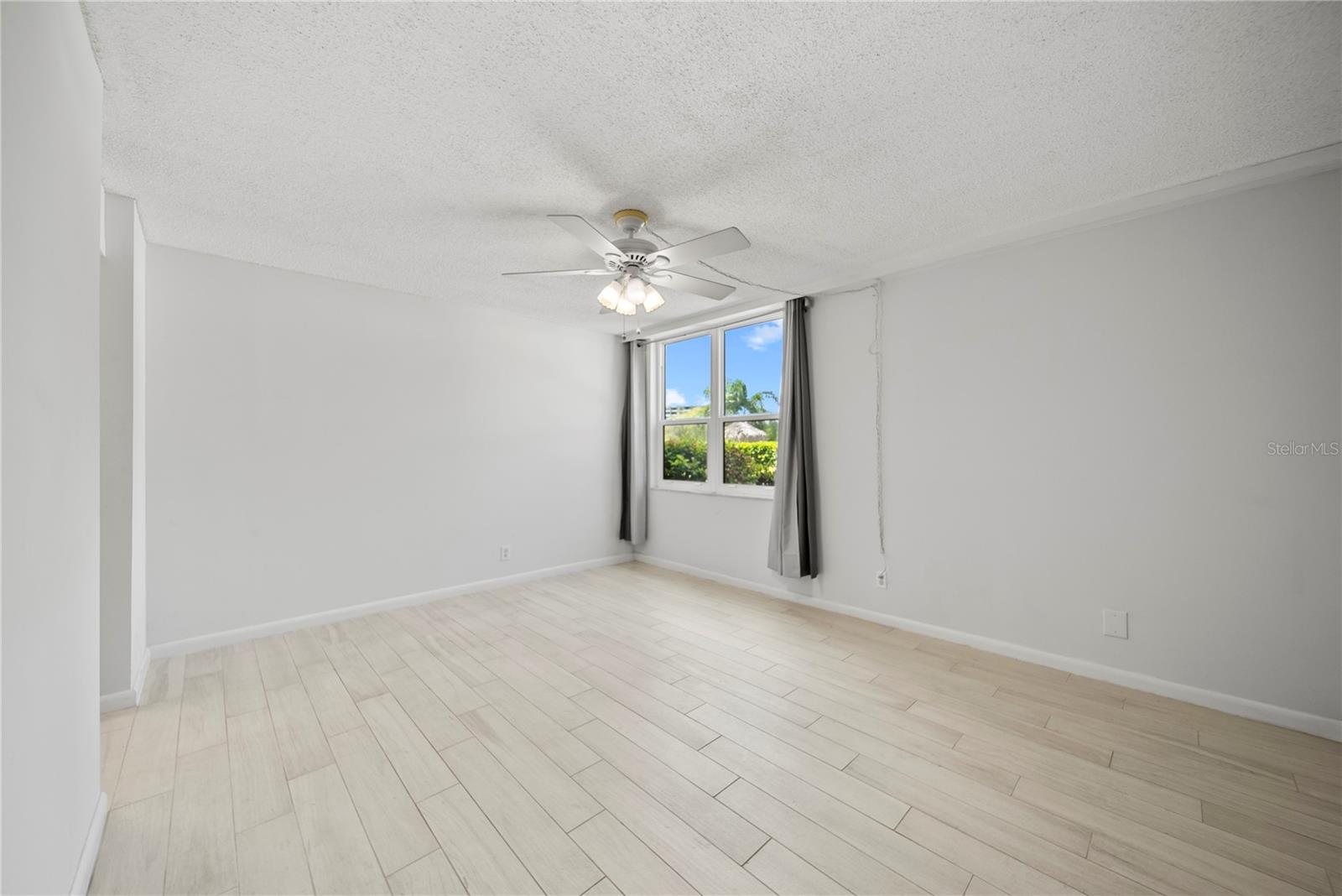 Image 12 of 40 For 2615 Cove Cay Drive 107