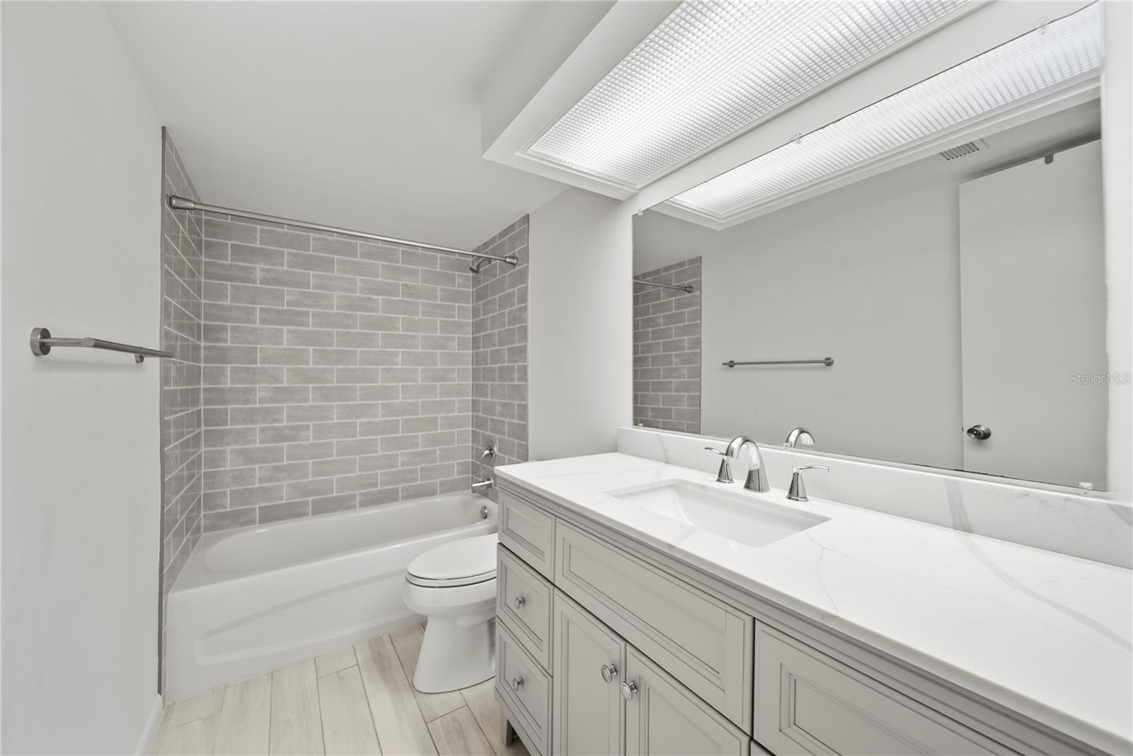 Image 21 of 40 For 2615 Cove Cay Drive 107