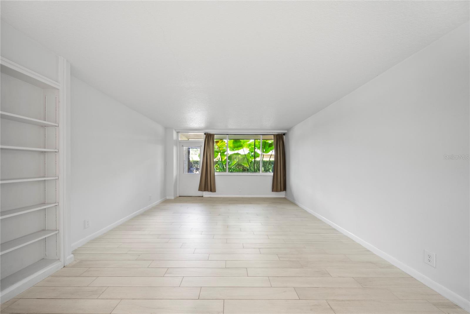 Image 8 of 40 For 2615 Cove Cay Drive 107