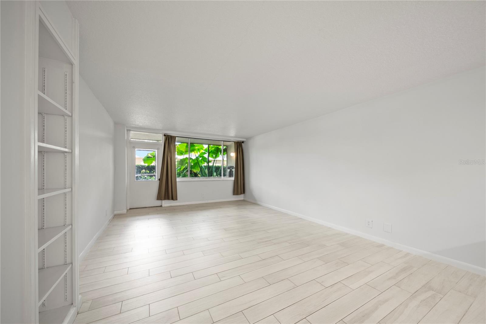 Image 9 of 40 For 2615 Cove Cay Drive 107