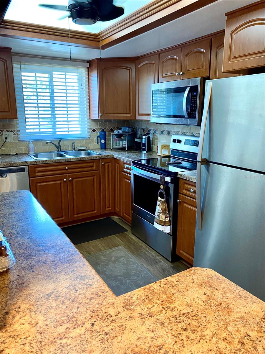 Image 4 of 26 For 1664 Lake Avenue 5