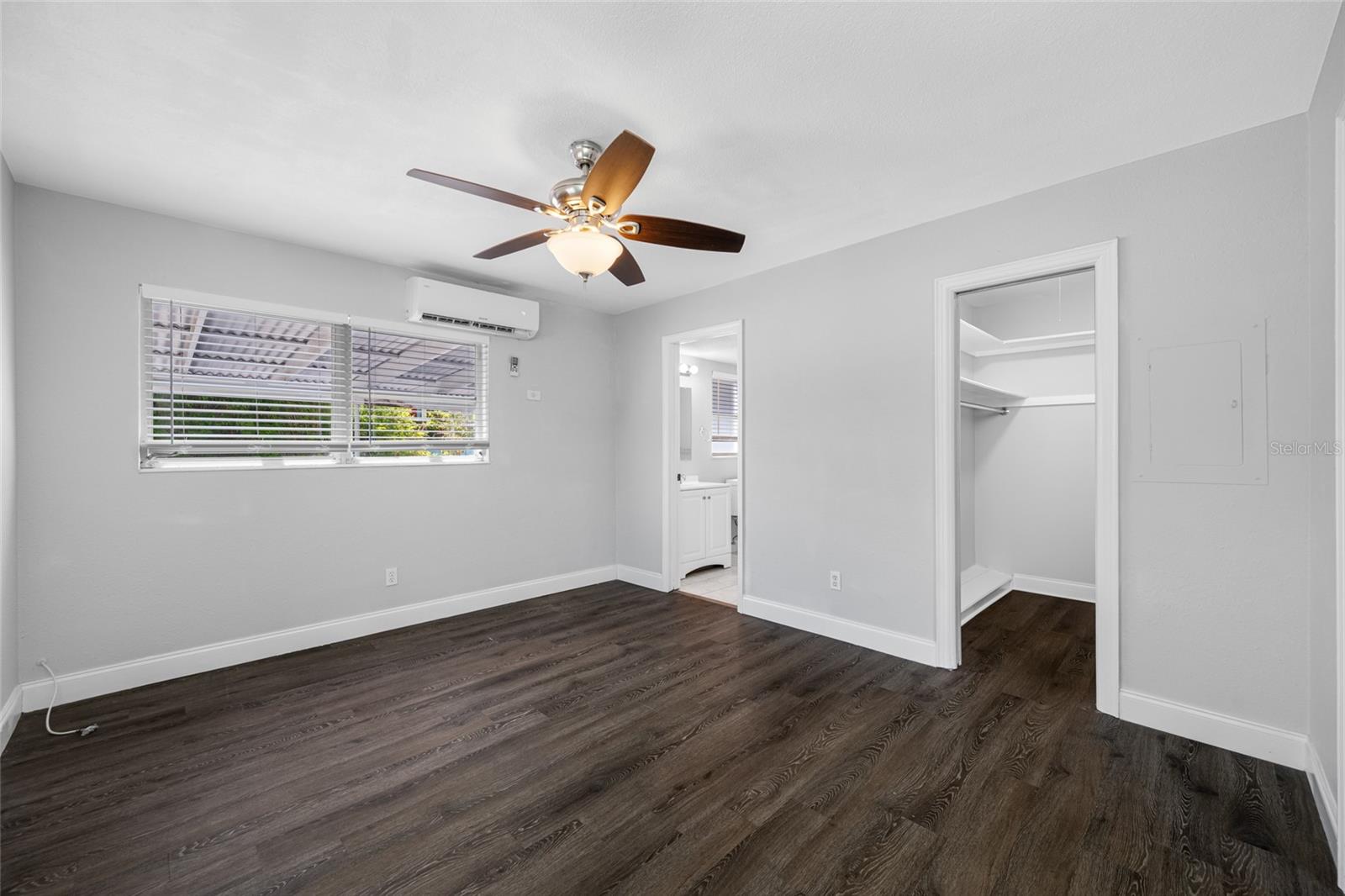 Image 7 of 13 For 1200 Beach Drive Ne 8