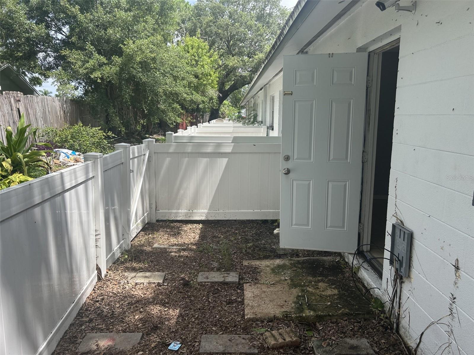 Listing photo id 10 for 4249 76th Avenue N 101