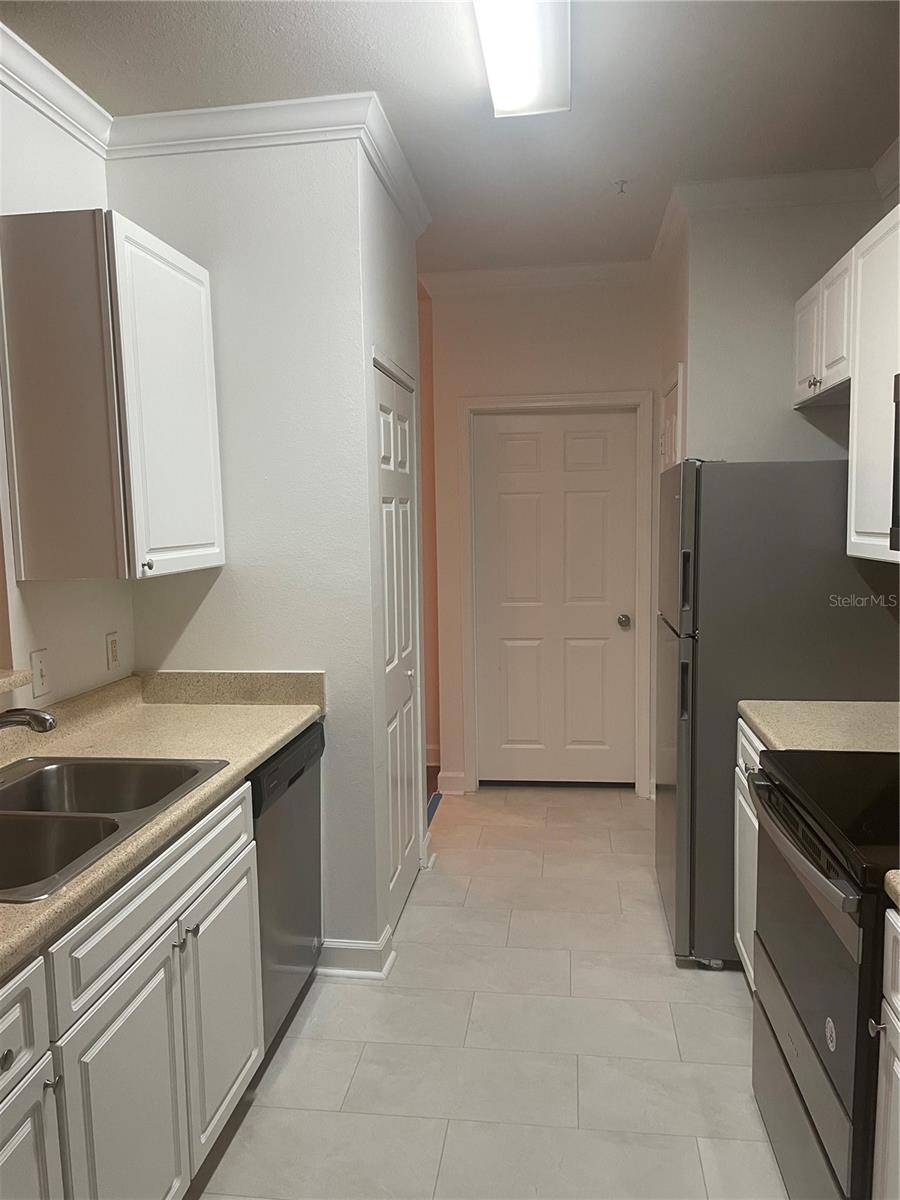 Image 9 of 31 For 18127 Sterling Gate Circle 18127