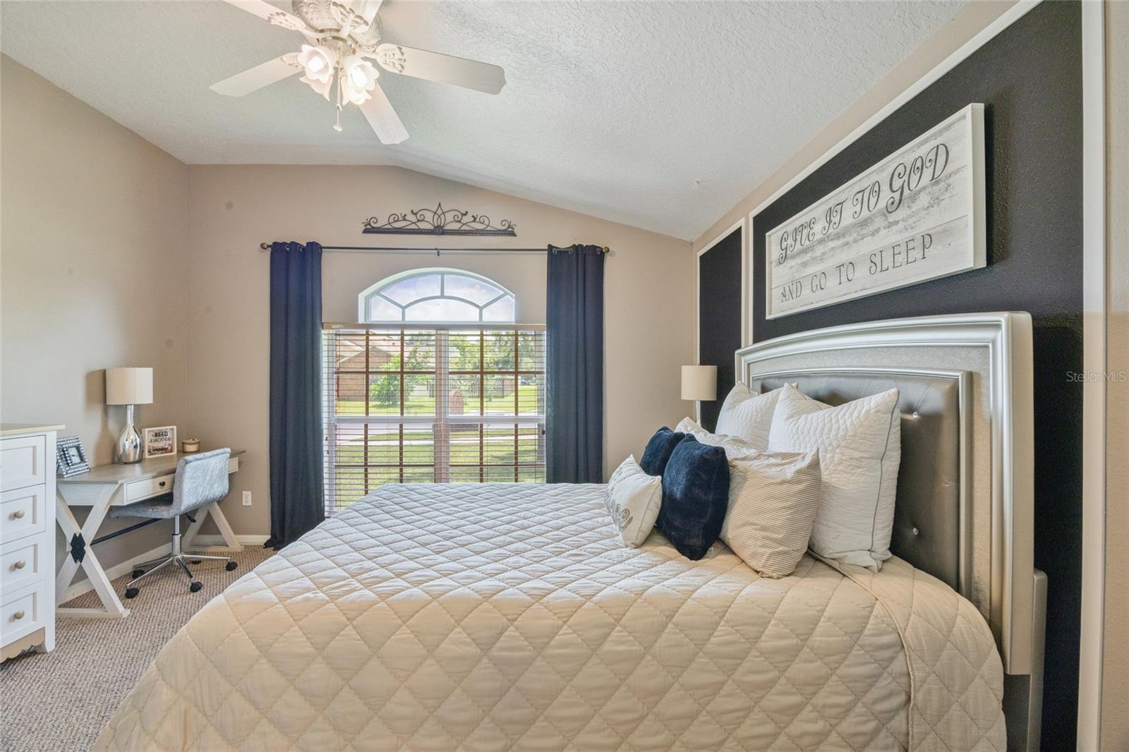 Listing photo id 10 for 208 Citrus Landing Drive