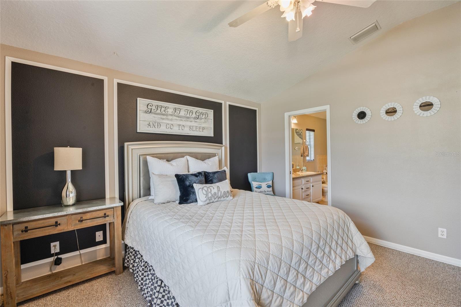 Listing photo id 11 for 208 Citrus Landing Drive