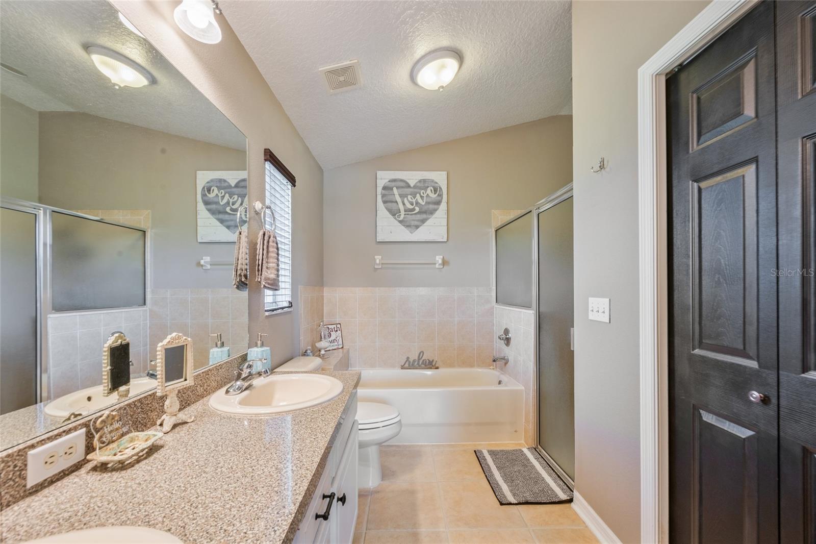 Listing photo id 12 for 208 Citrus Landing Drive