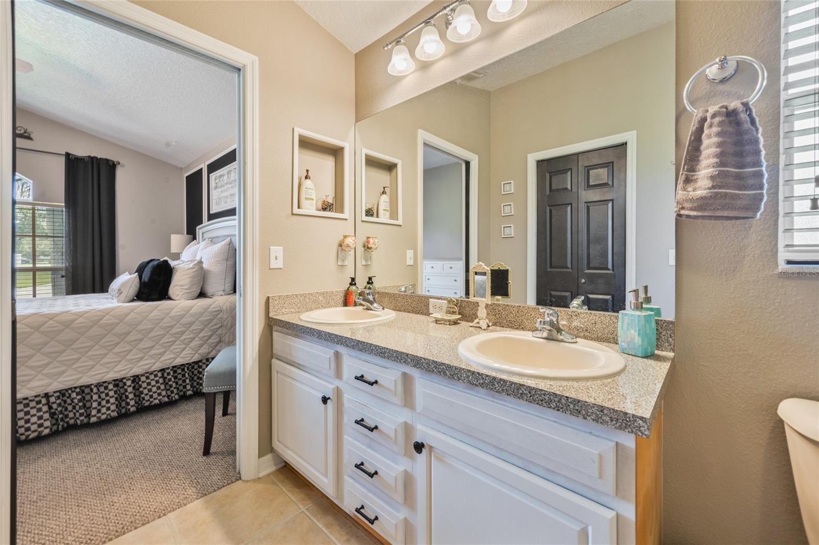 Listing photo id 13 for 208 Citrus Landing Drive
