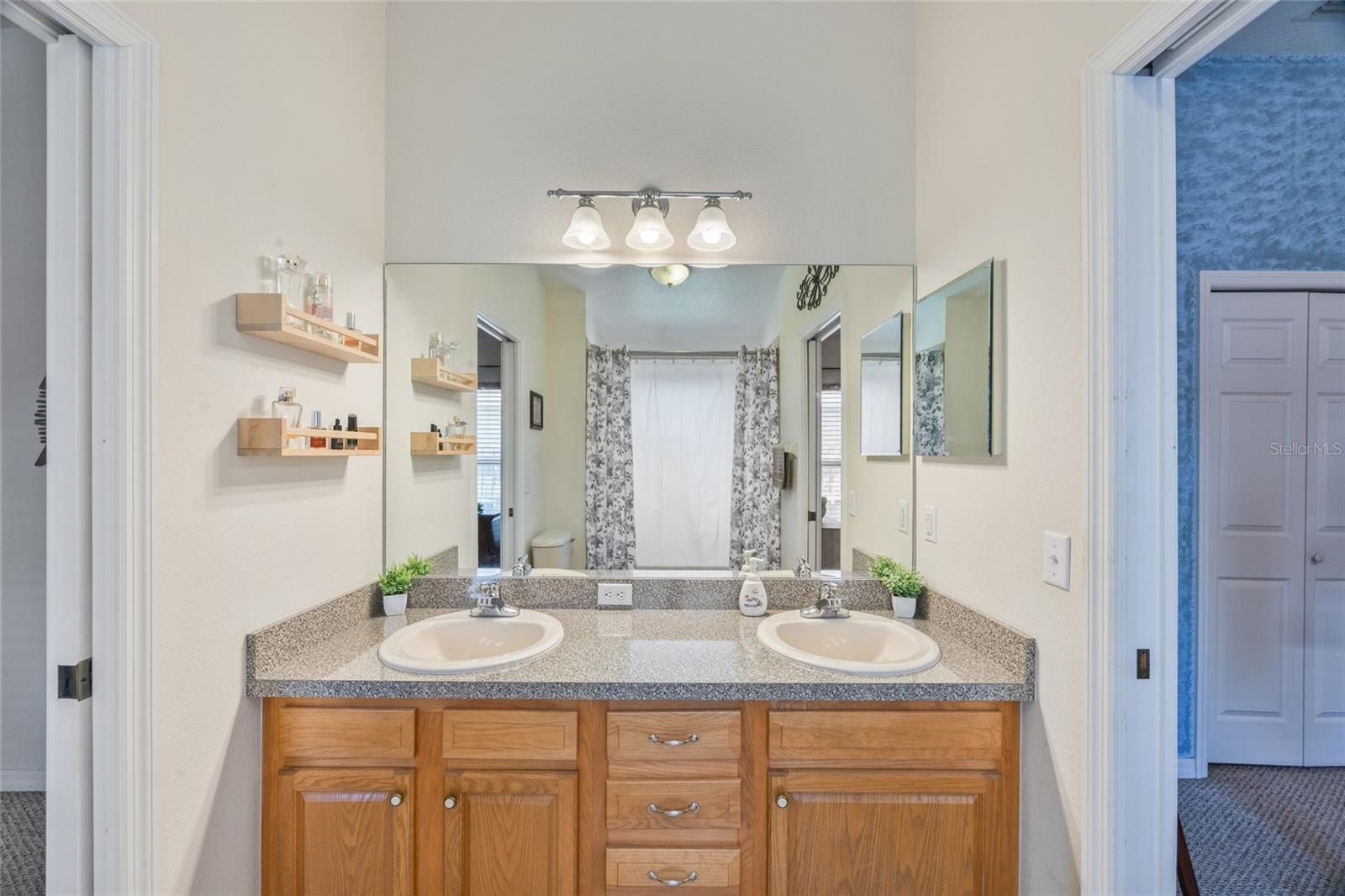 Listing photo id 17 for 208 Citrus Landing Drive
