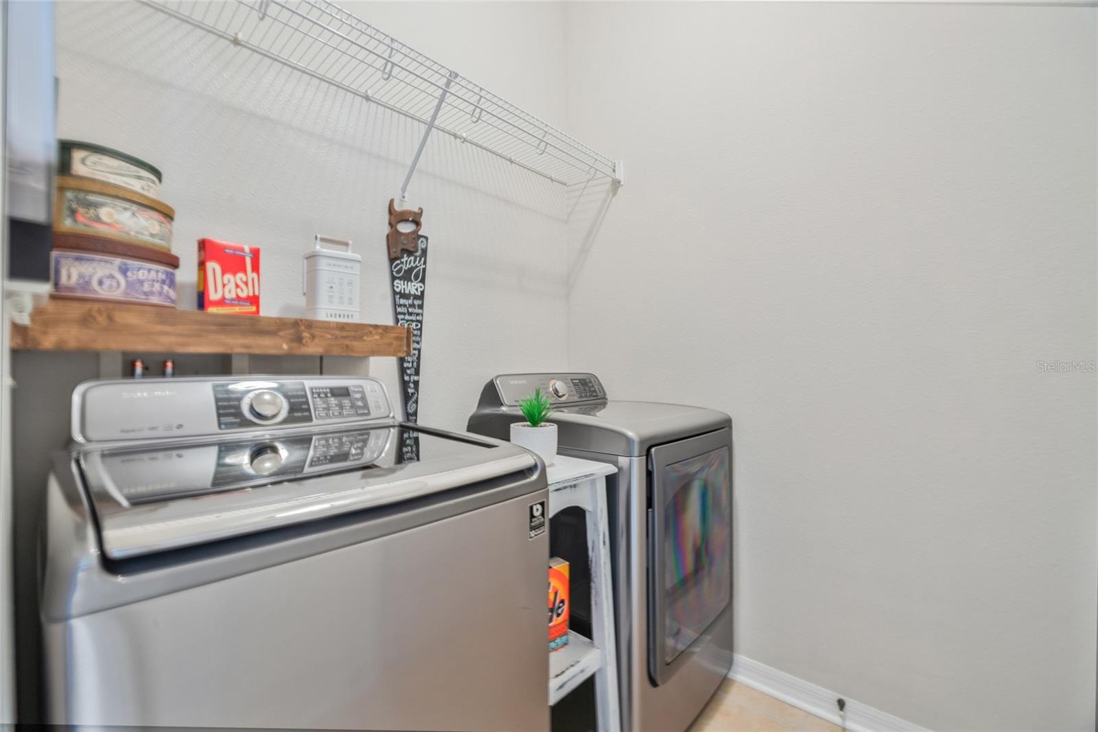 Listing photo id 20 for 208 Citrus Landing Drive