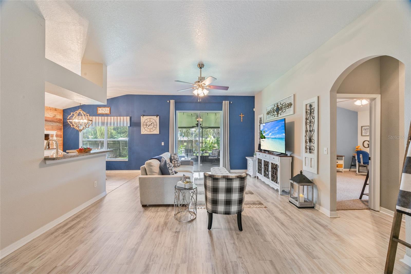 Listing photo id 3 for 208 Citrus Landing Drive