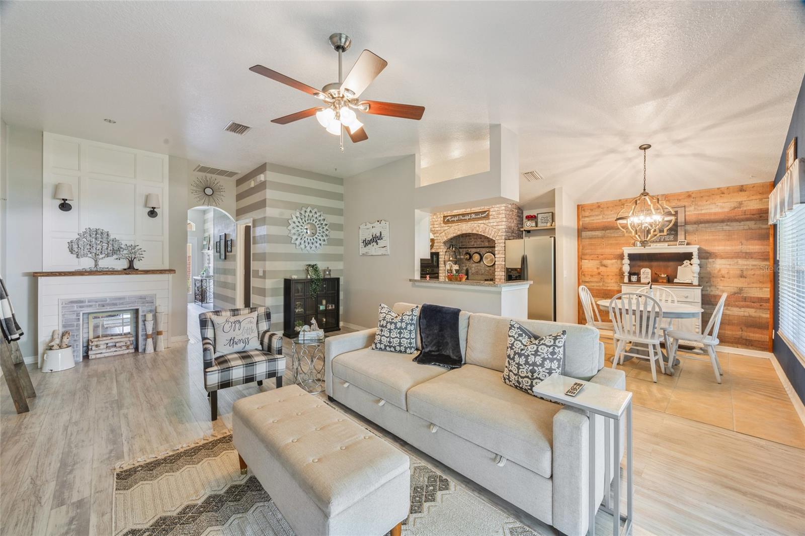 Listing photo id 5 for 208 Citrus Landing Drive