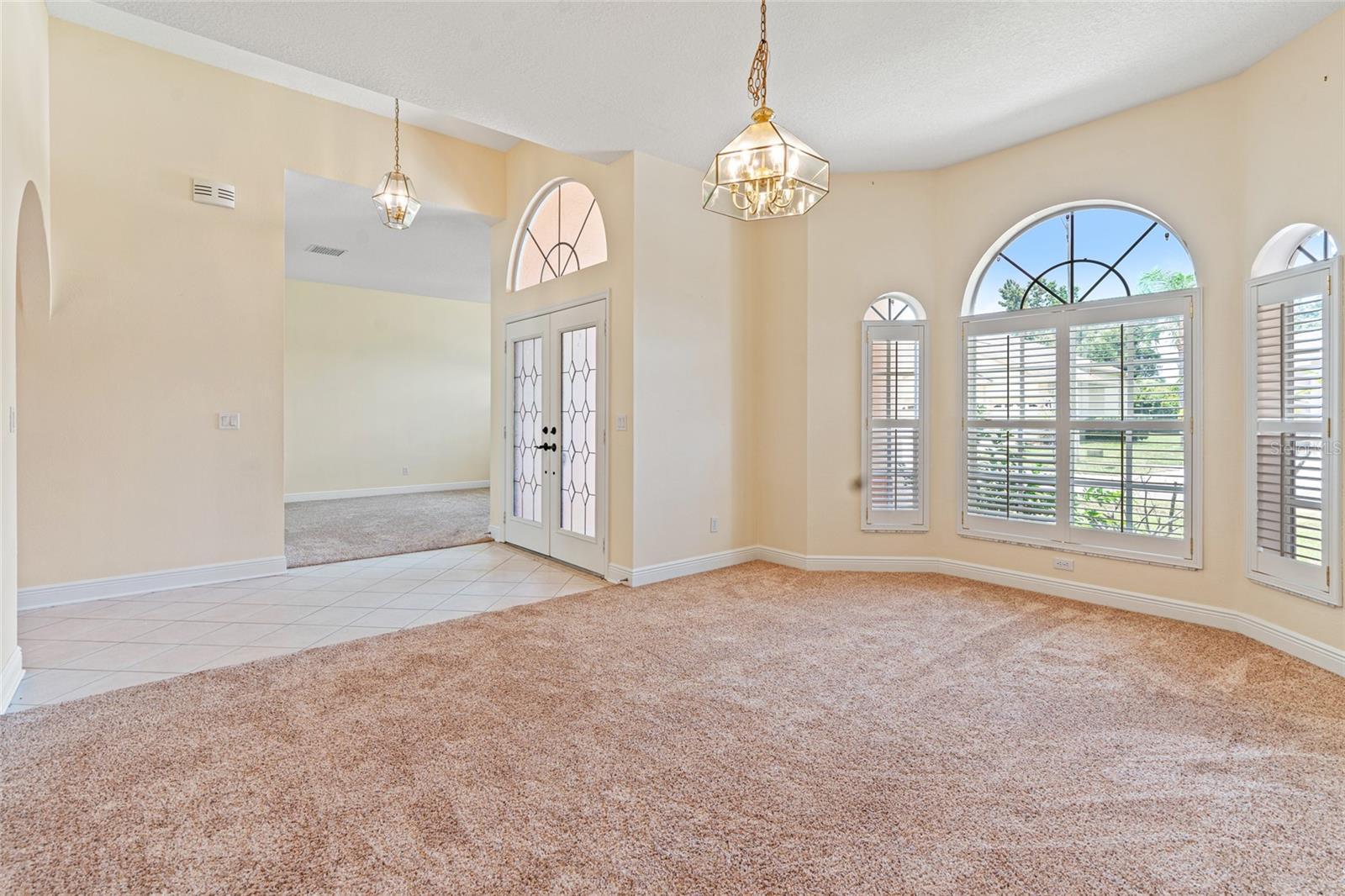 Listing photo id 8 for 1406 Deerbourne Drive