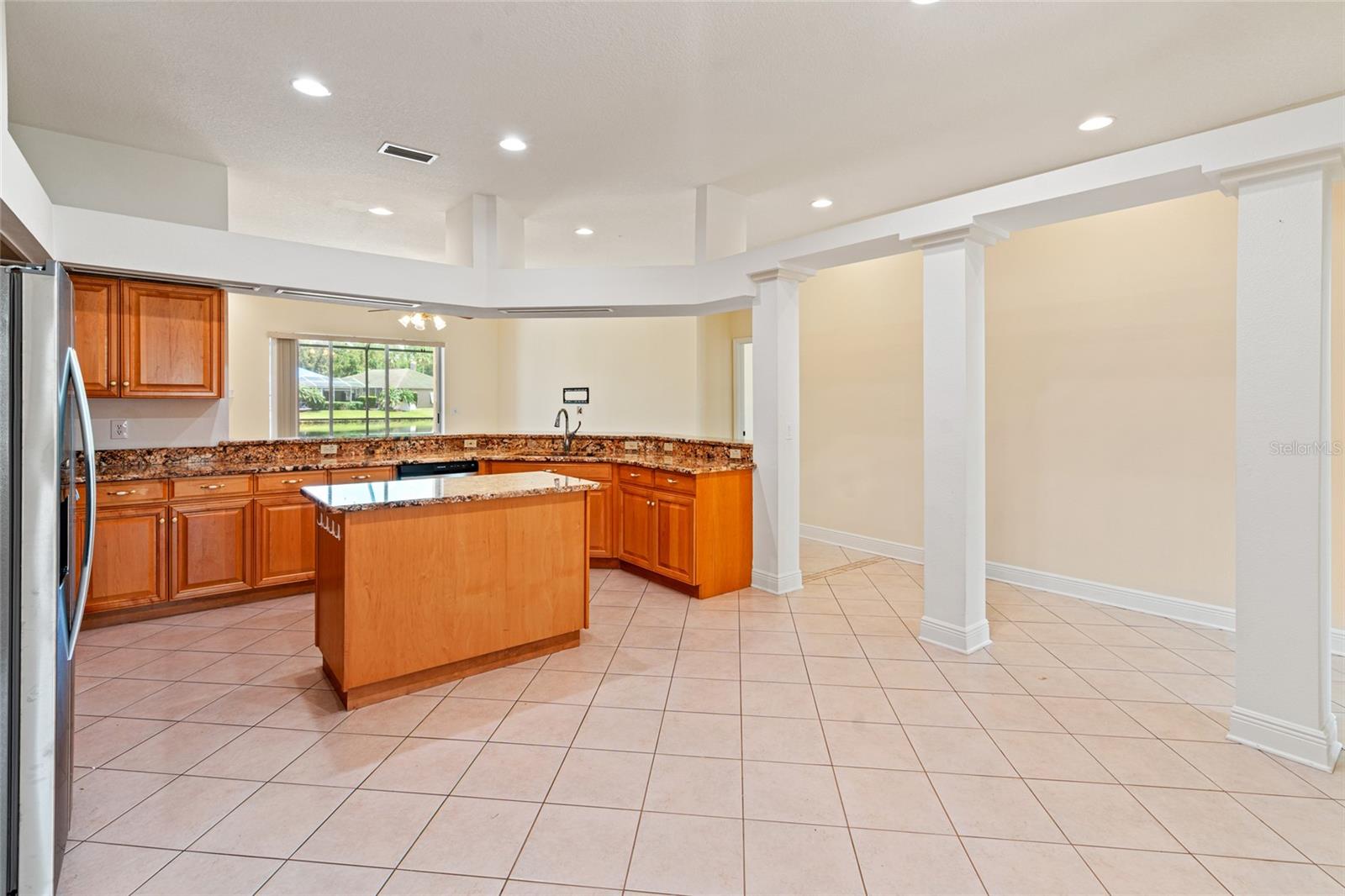 Listing photo id 9 for 1406 Deerbourne Drive