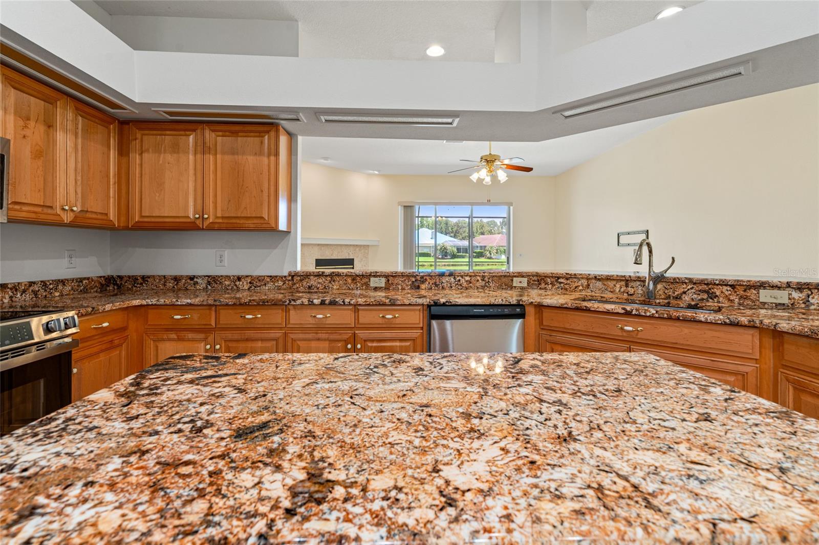 Listing photo id 11 for 1406 Deerbourne Drive