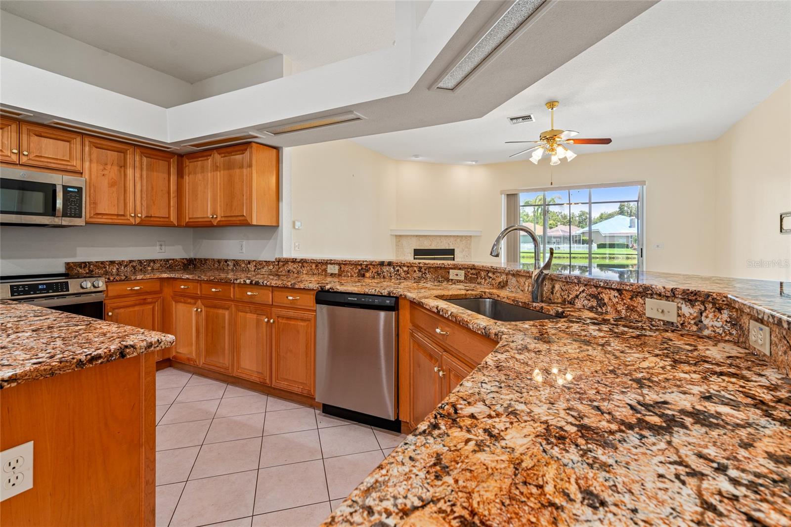 Listing photo id 12 for 1406 Deerbourne Drive