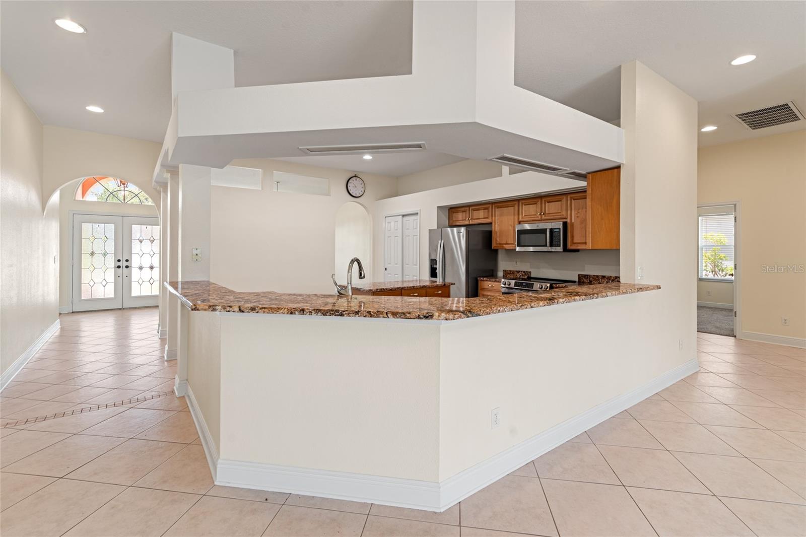 Listing photo id 13 for 1406 Deerbourne Drive
