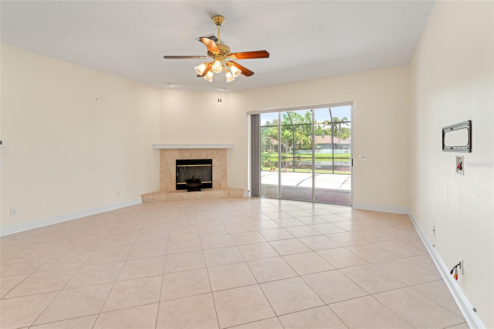 Listing photo id 15 for 1406 Deerbourne Drive