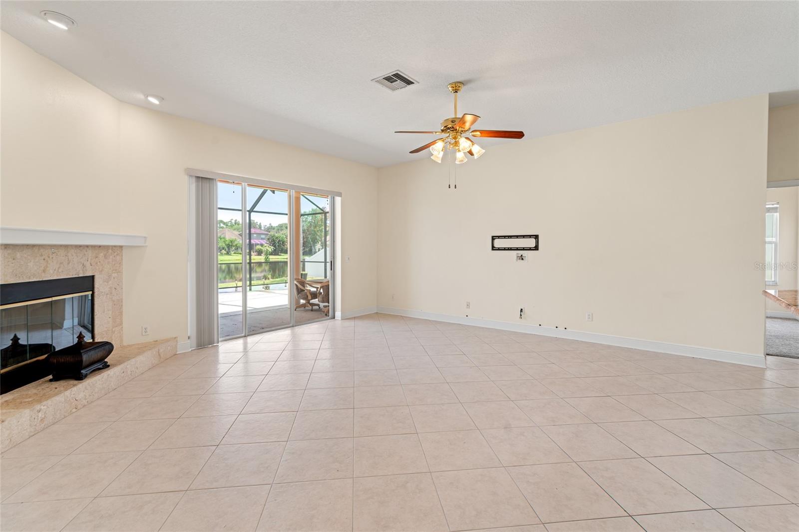Listing photo id 16 for 1406 Deerbourne Drive