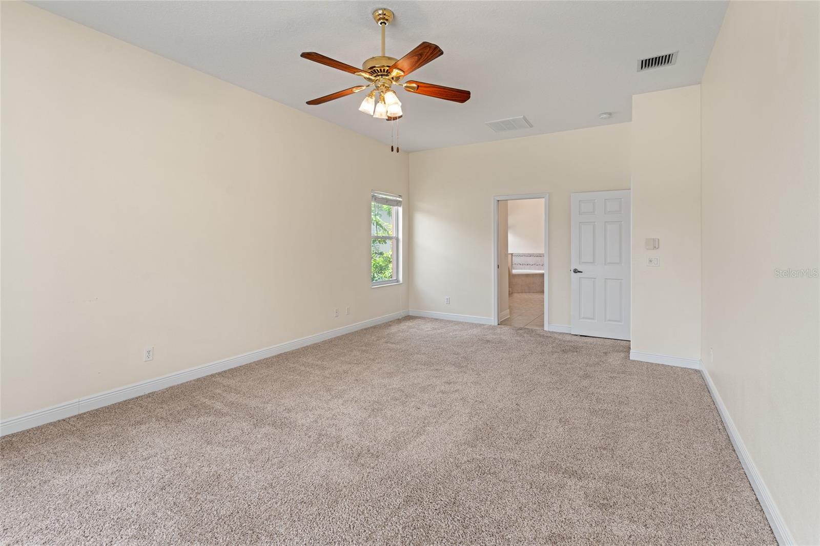 Listing photo id 18 for 1406 Deerbourne Drive