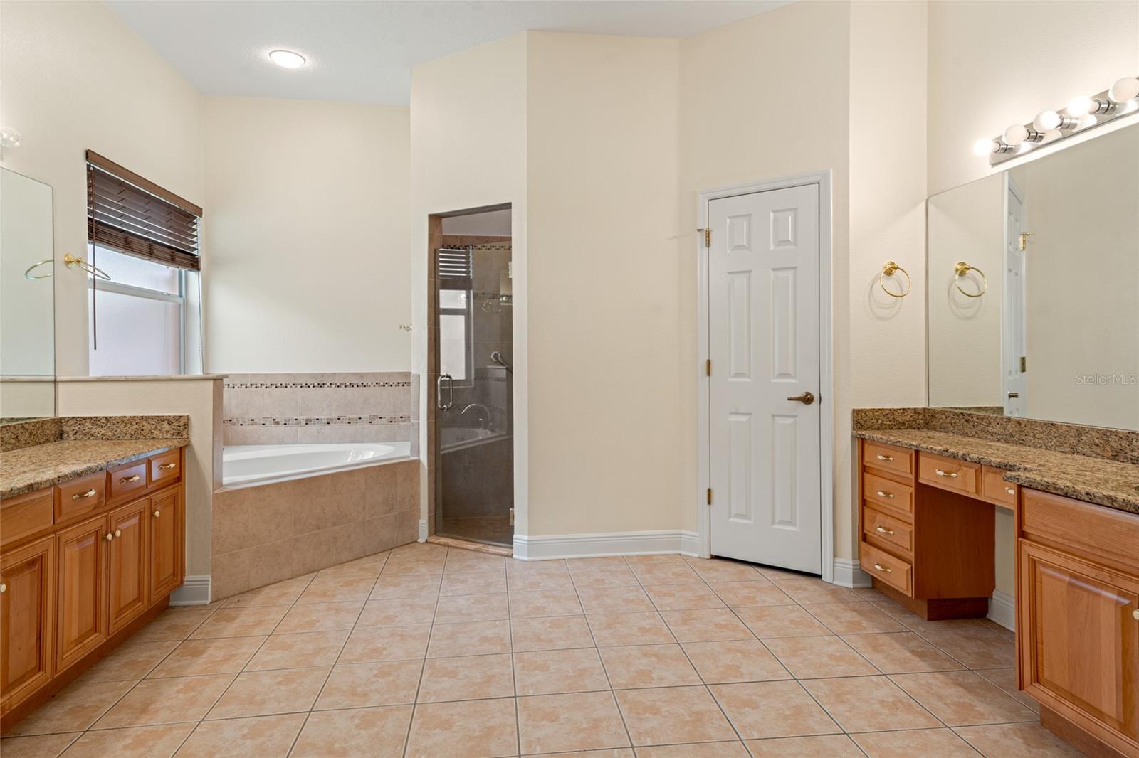 Listing photo id 21 for 1406 Deerbourne Drive