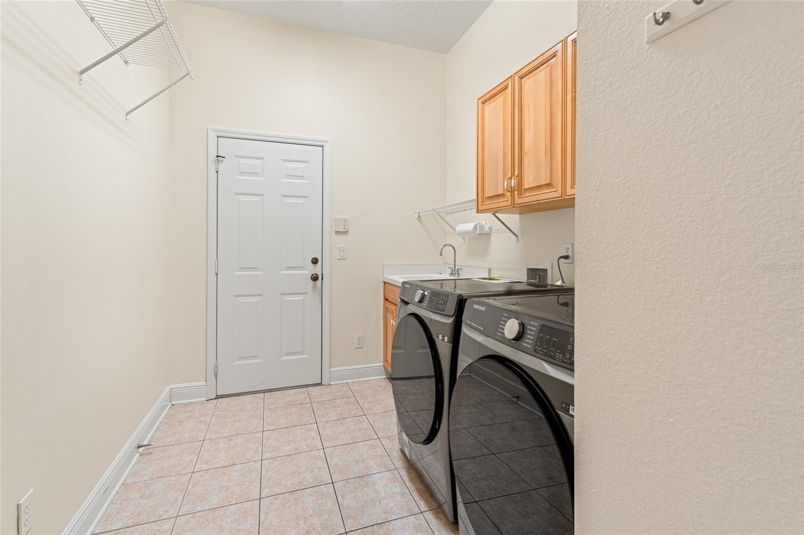 Listing photo id 24 for 1406 Deerbourne Drive