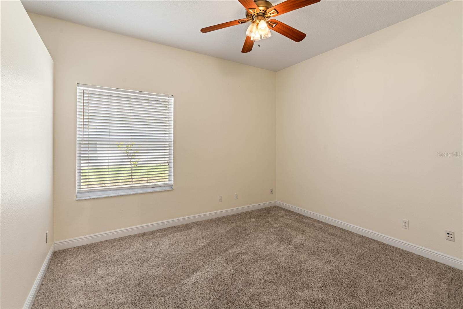 Listing photo id 26 for 1406 Deerbourne Drive