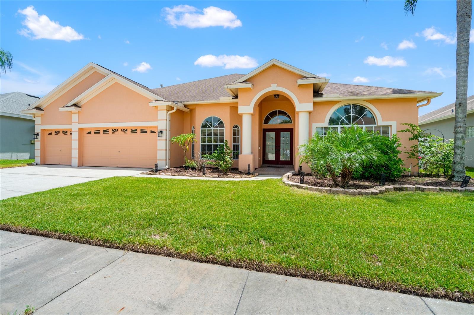 Listing photo id 1 for 1406 Deerbourne Drive