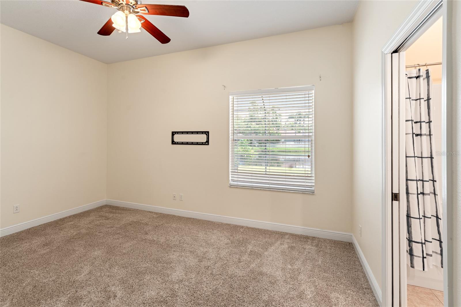 Listing photo id 28 for 1406 Deerbourne Drive