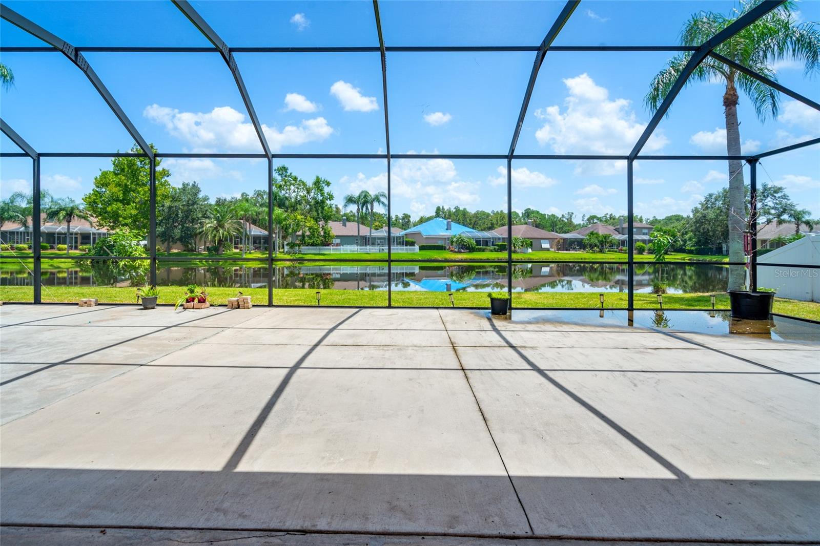 Listing photo id 32 for 1406 Deerbourne Drive