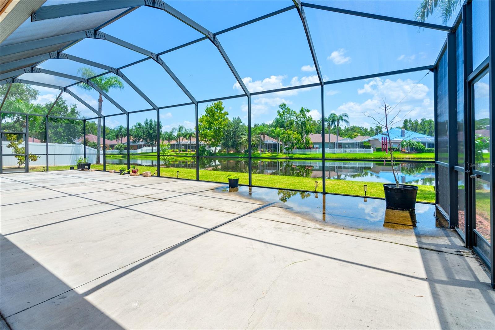 Listing photo id 35 for 1406 Deerbourne Drive