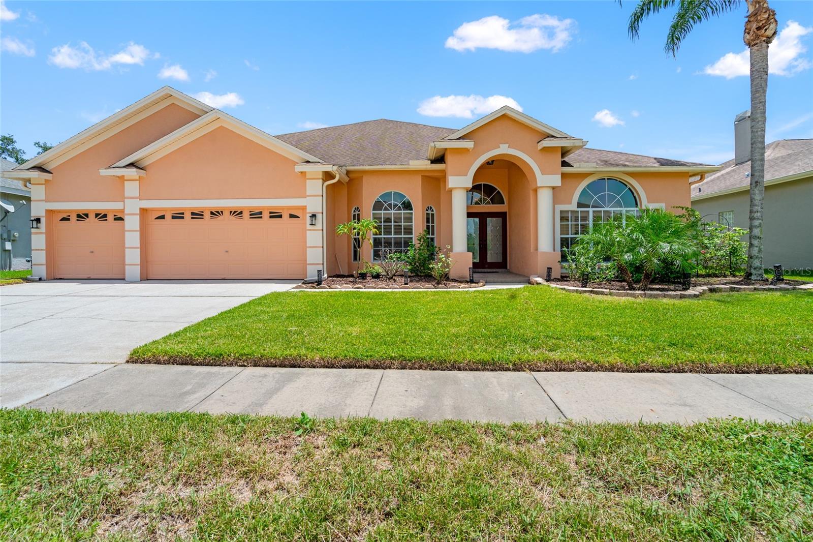 Listing photo id 2 for 1406 Deerbourne Drive