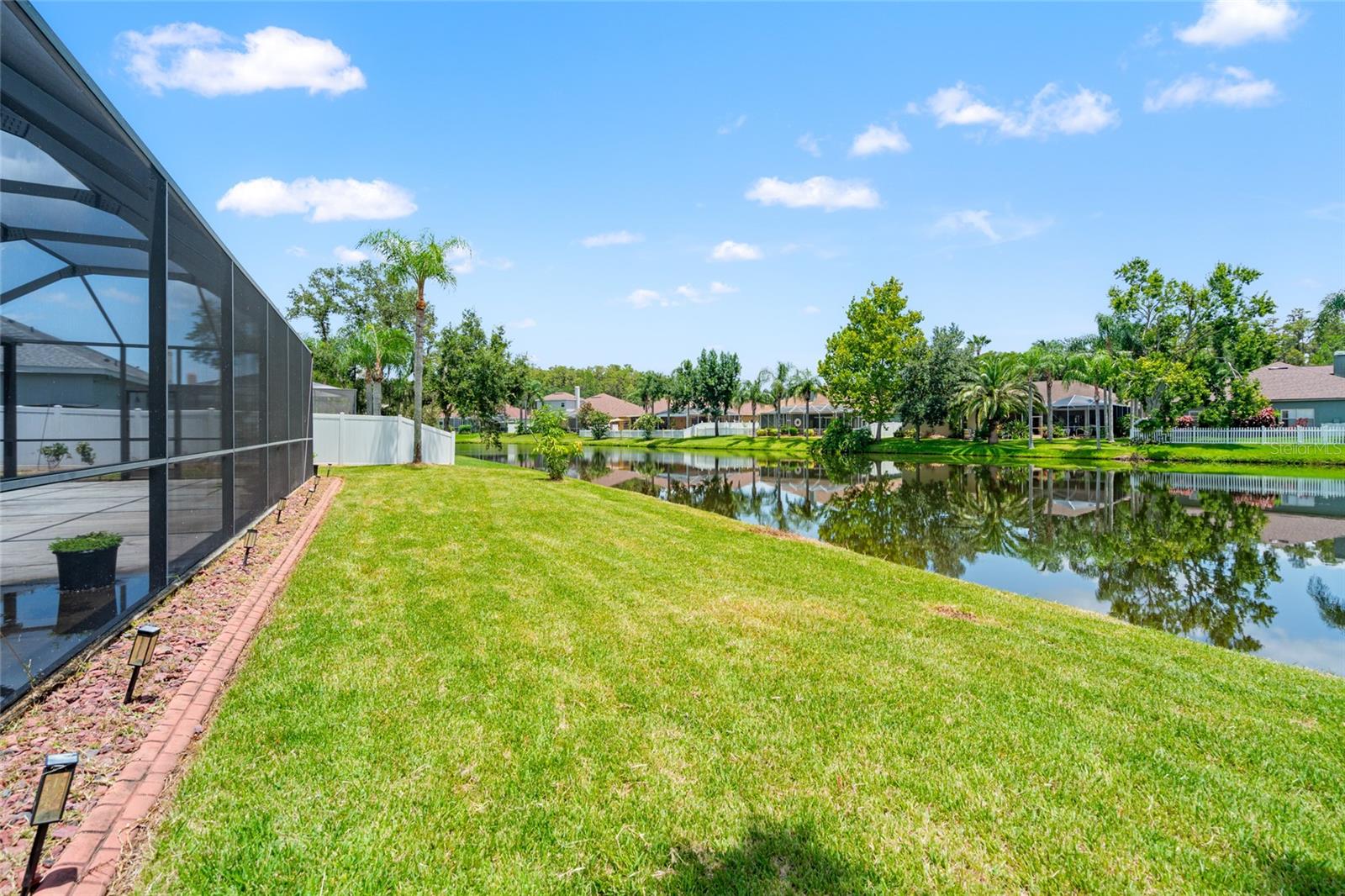 Listing photo id 39 for 1406 Deerbourne Drive