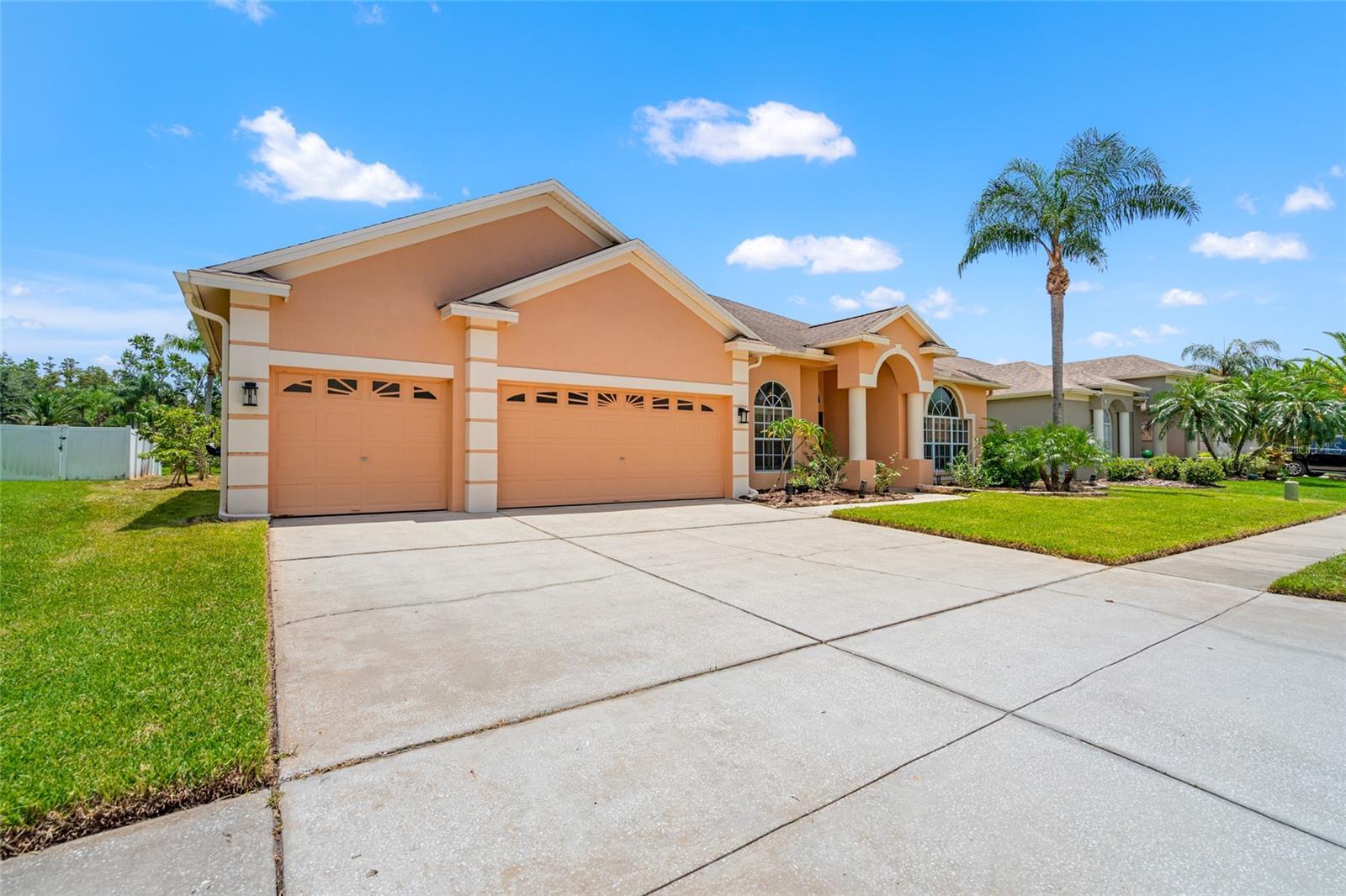Listing photo id 3 for 1406 Deerbourne Drive