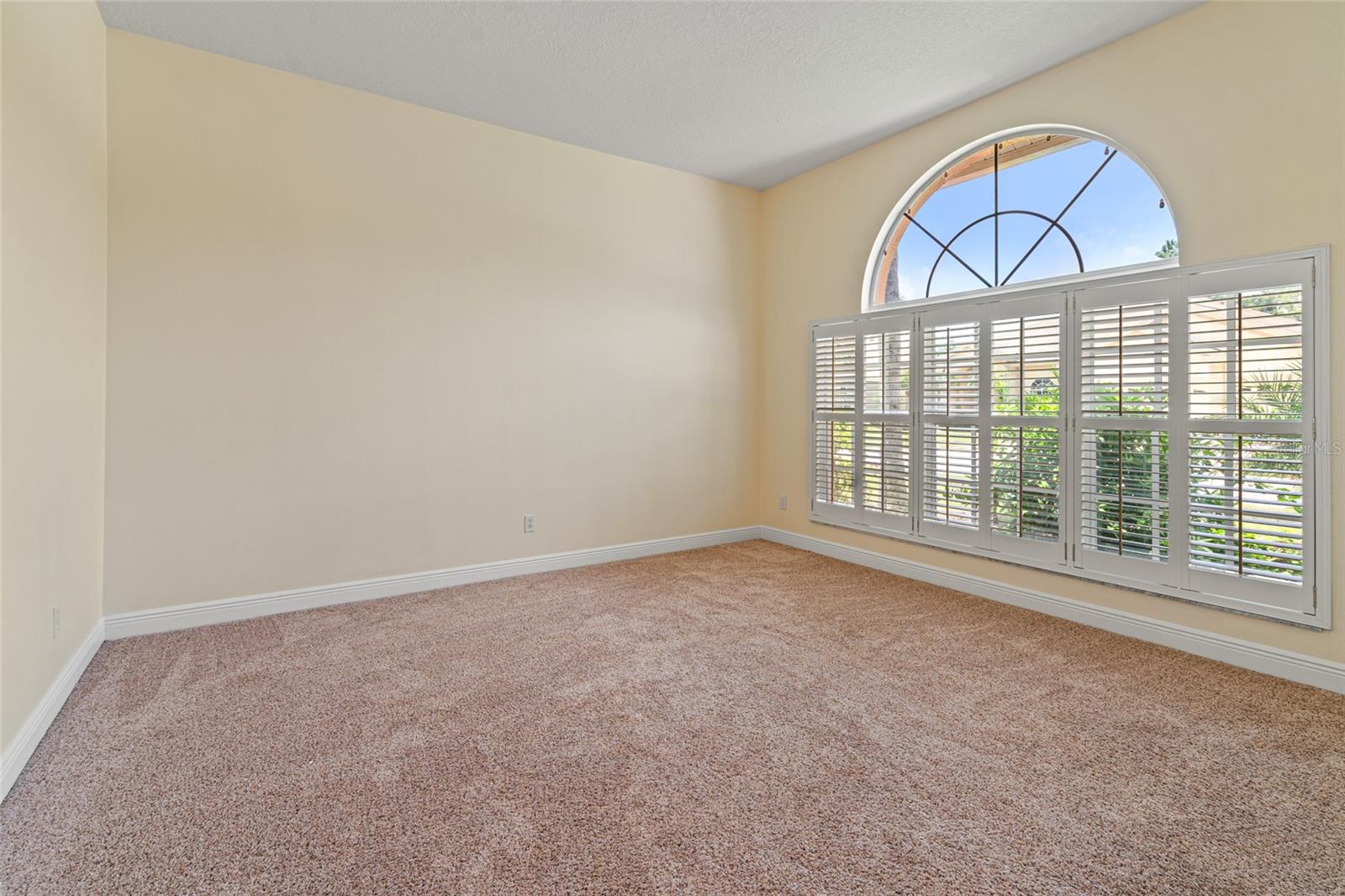 Listing photo id 6 for 1406 Deerbourne Drive