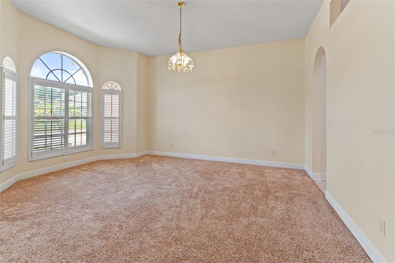 Listing photo id 7 for 1406 Deerbourne Drive