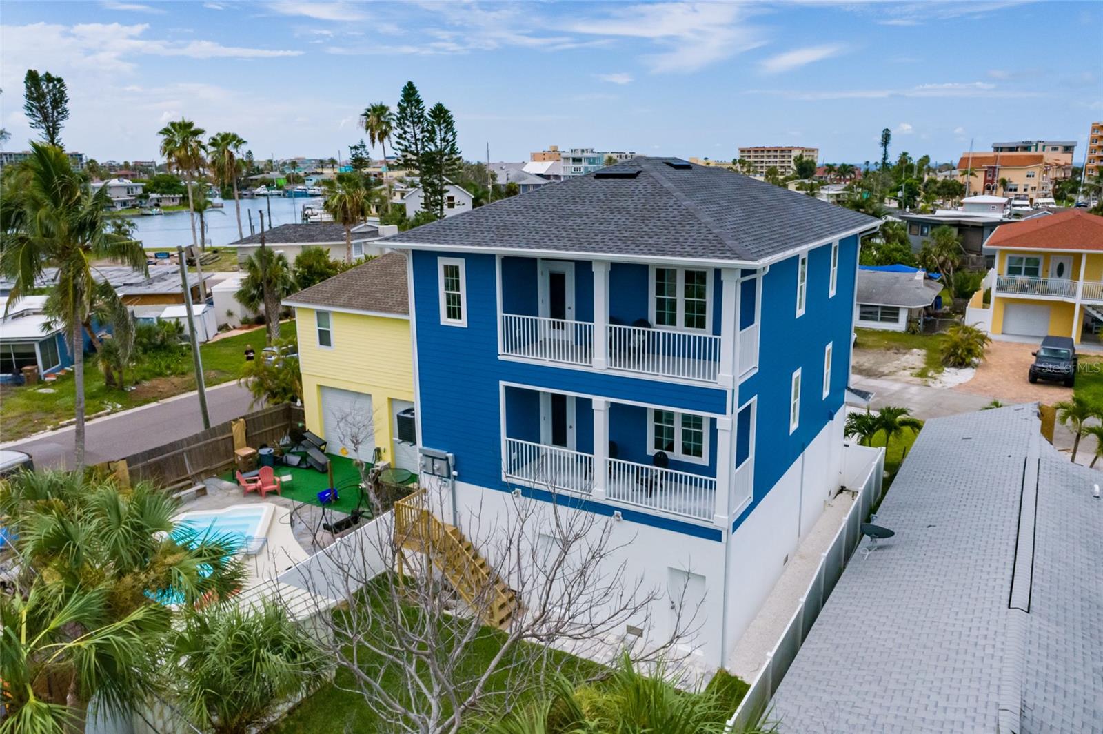 Listing photo id 0 for 13117 4th Street E
