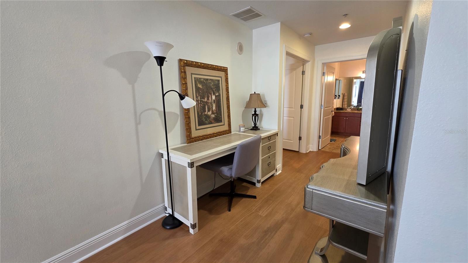 Listing photo id 9 for 628 Cleveland Street 905