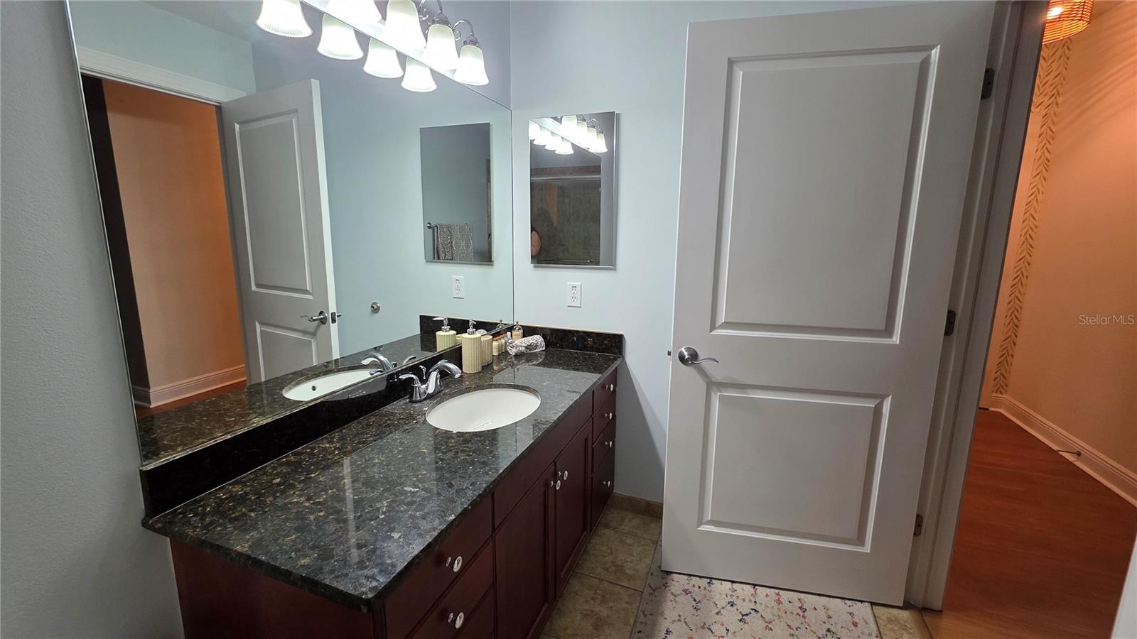 Listing photo id 16 for 628 Cleveland Street 905
