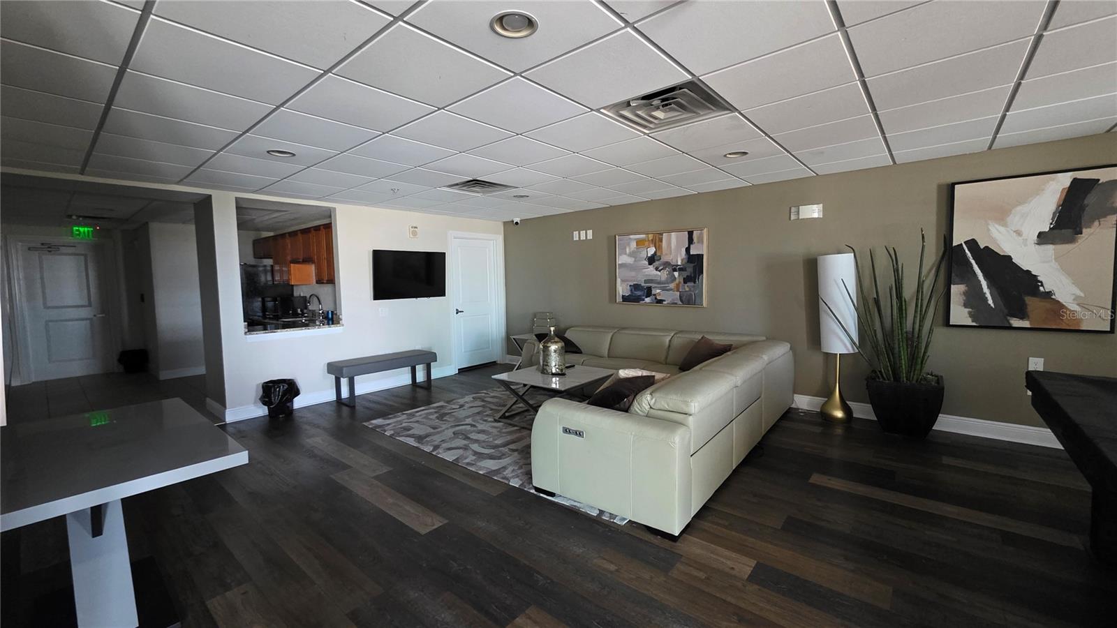 Listing photo id 19 for 628 Cleveland Street 905
